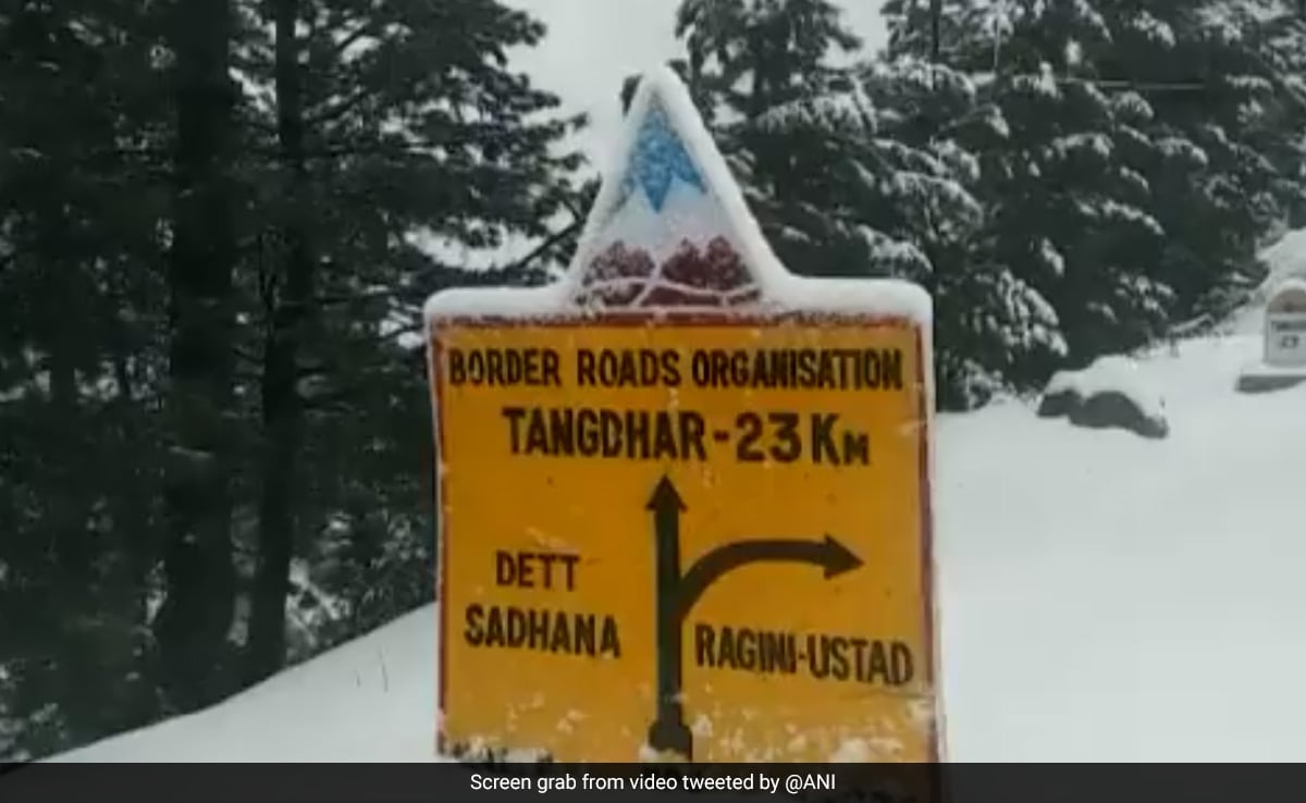 Over 300 Stuck At Mountain Pass In Kashmirs Kupwara Rescued Amid Avalanche Warning