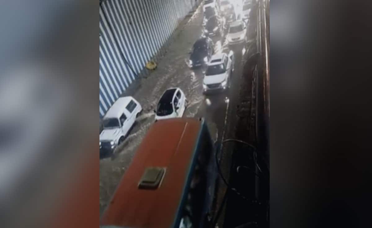 Heavy Rain In Parts Of Bengaluru, 14 Flights Delayed, Roads Waterlogged