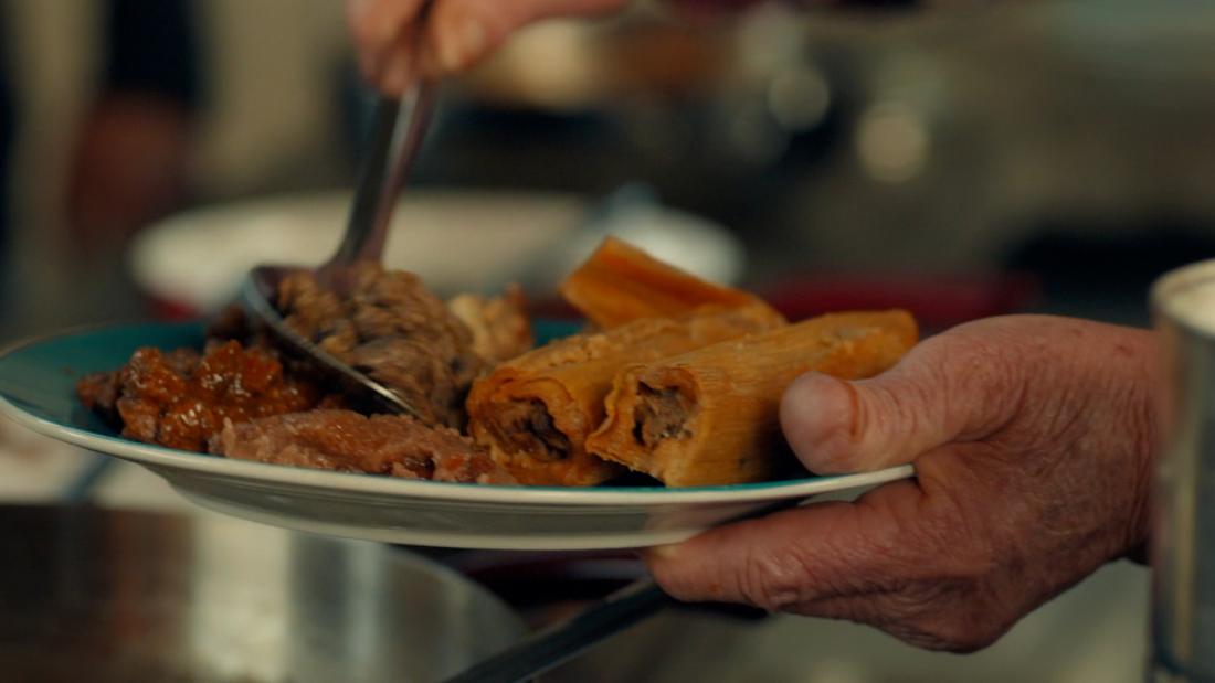 Eva Longoria feeds production crew. One first-timer forgets to do this ? CNN Video