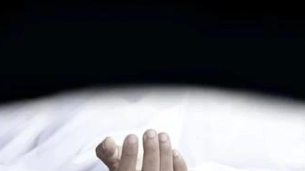 MP: Woman Jumps into Well with 4 Children; Three Die but She Saves Herself and Eldest Daughter