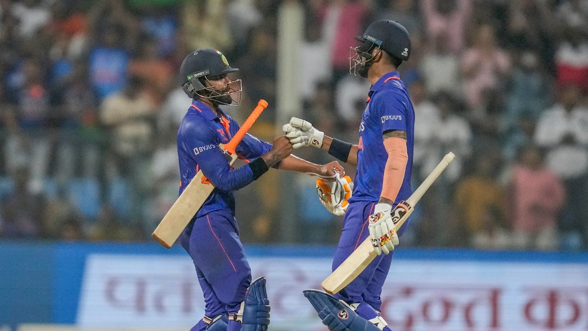 KL Rahuls Unbeaten Fifty Bails India Out of Danger in Mumbai, Hardik Pandya & Co Beat Australia by 5 Wickets to go 1-0 Up