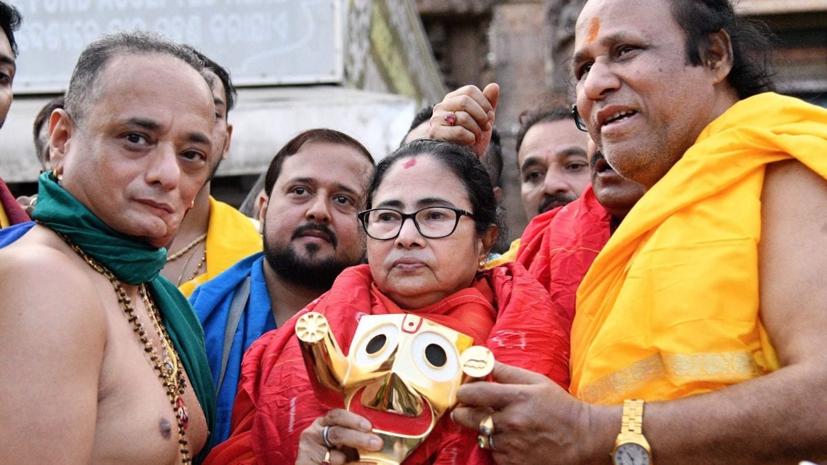 Bengal CM Mamata in Odisha, Visits Jagannath Temple, Avoids Questions on ‘New Front’