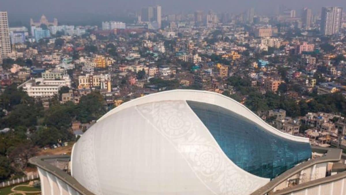 Bengal CM Inaugurates Conch Shell-shaped Dhanadhanyo Auditorium Built at Cost of Rs 440 Crore