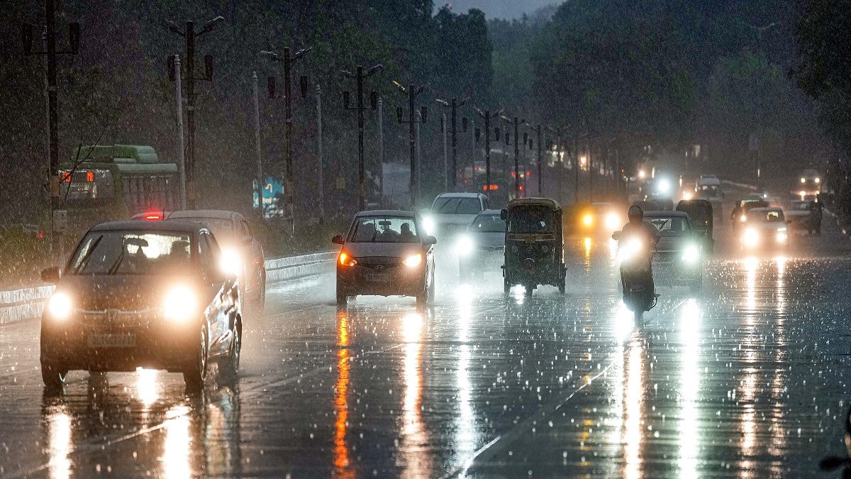 Delhi Recieves Drizzles Despite Dry Day Prediction, Karnataka In For Heavy Rains This Week