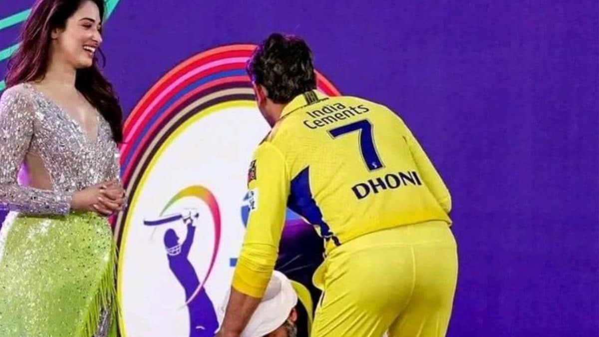 Arijit Singh Wins Over Netizens By Touching MS Dhonis Feet During IPL Opening Ceremony