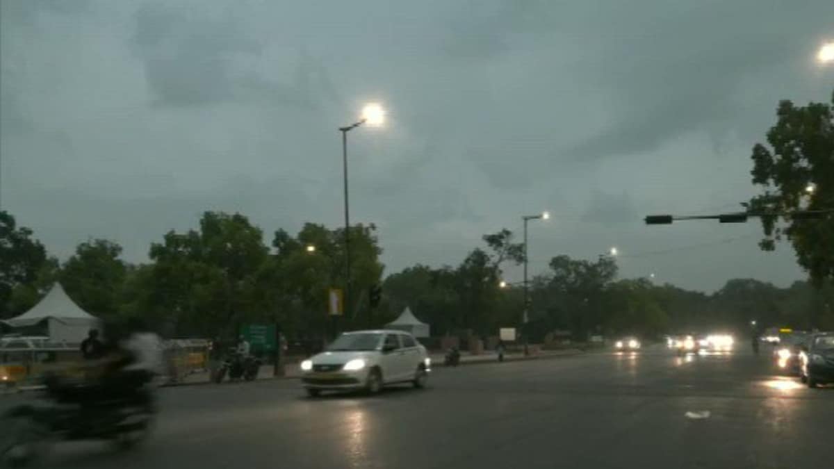 Thunderstorm, Heavy Rain Lash Parts of Delhi-NCR; 9 Flights Diverted to Jaipur, 1 to Lucknow