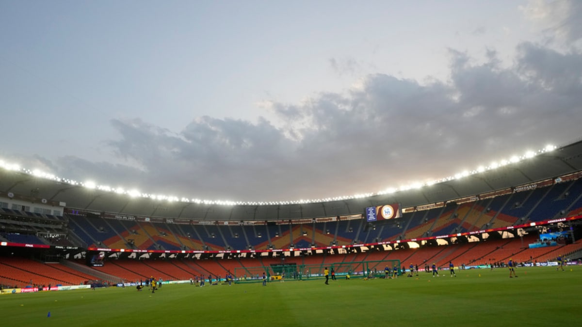 MS Dhoni Fever Grips Ahmedabad Ahead of His 250th IPL Match as More Than 100,000 Fans Expected for Final