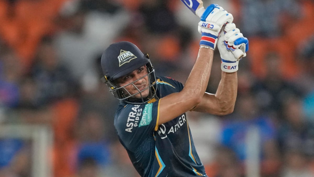 WATCH: Shubman Gill Dances Down the Pitch to Smash A Bouncer for Massive Six, Leaves Rohit Sharma Stunned