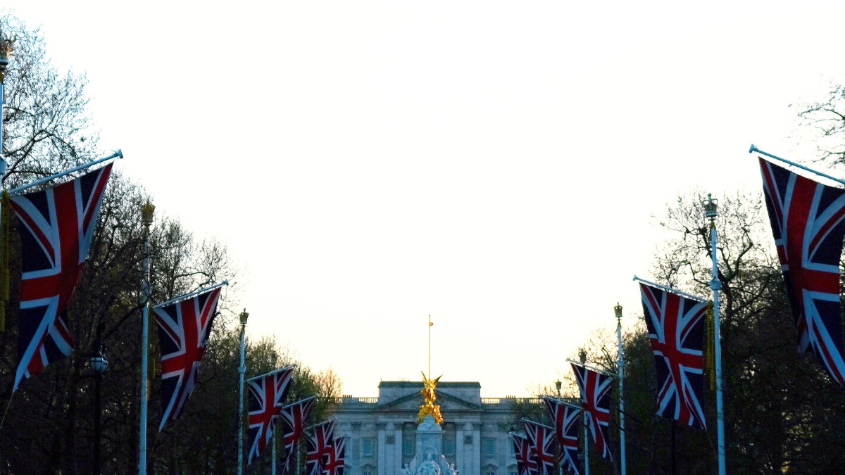 UK: Man Arrested Outside Buckingham Palace