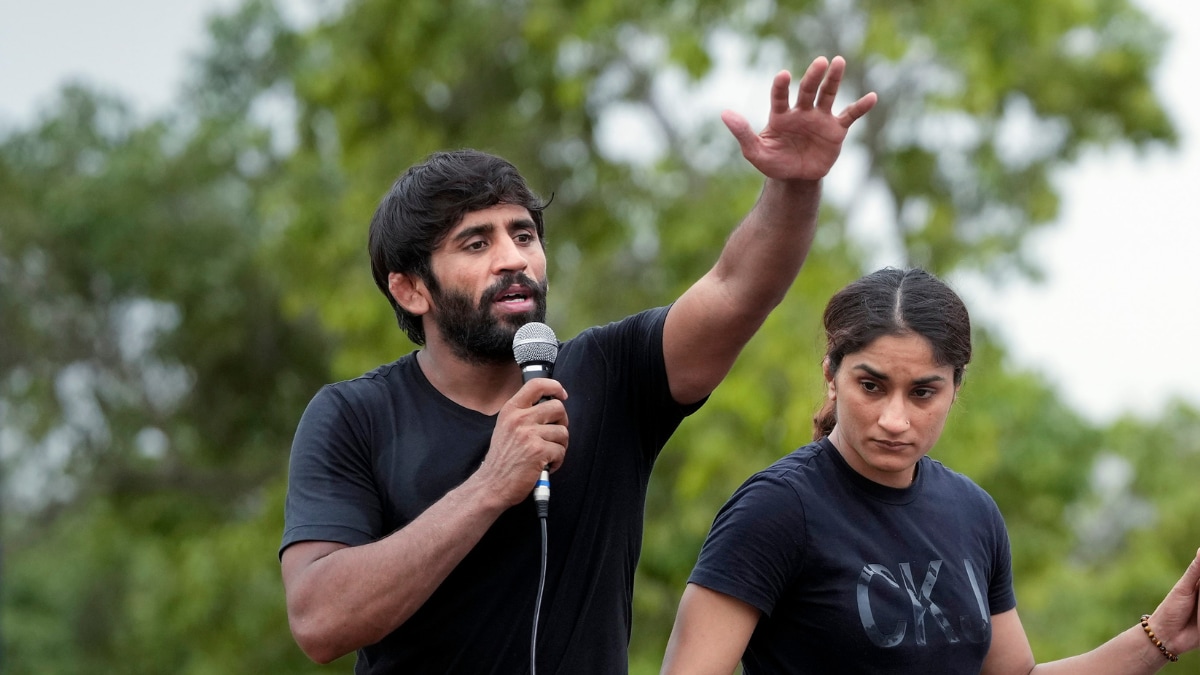 Vinesh Phogat and Bajrang Punia Say Did Not Run Away from Trials; Good to See Youngsters Fighting for Their Rights  News18