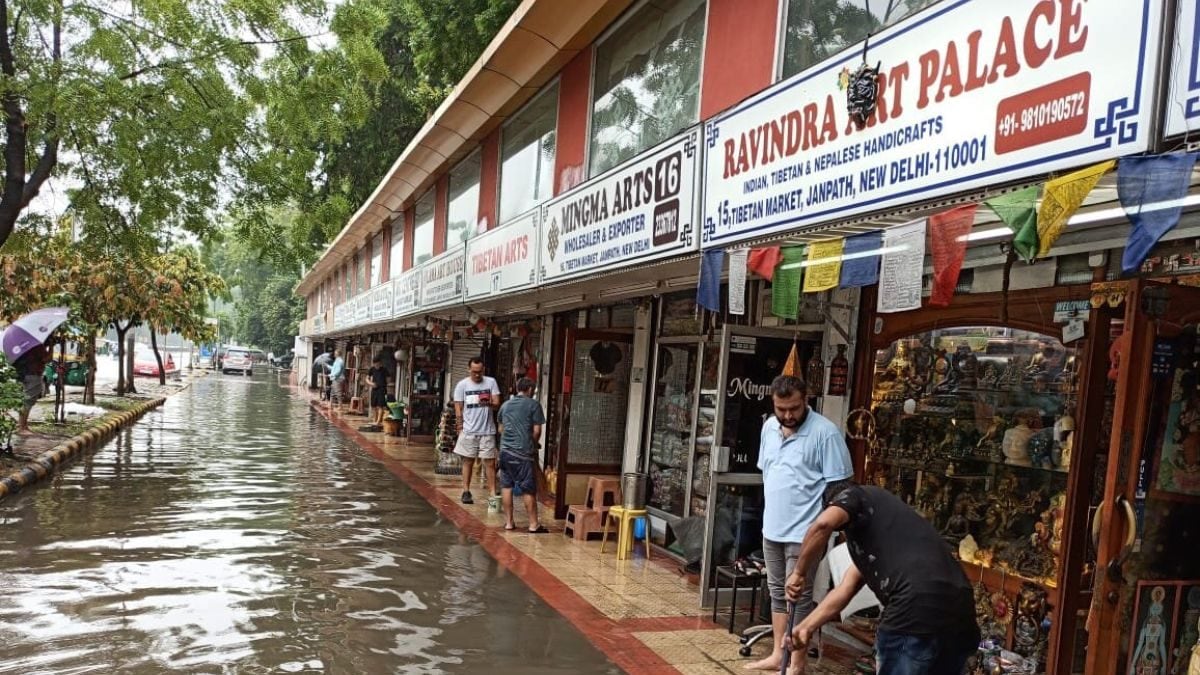 Delhi Rains Cause Chaos in Connaught Place, Sadar Bazar; People Wade Through Knee-deep Water | WATCH ? News18