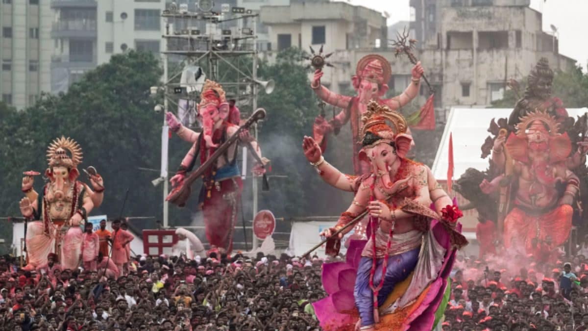 Gulaal, Drums, Dance: Mumbaikars Bid Goodbye to ?Bappa? As Ganesh Chaturthi Festivities End | WATCH ? News18