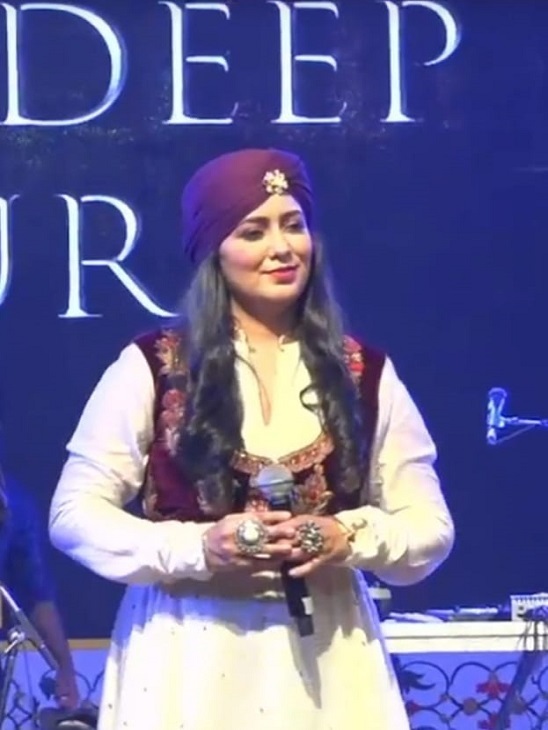 Singer Harshdeep Kaur also expressed her gratitude for the crowd of fans at the festival.