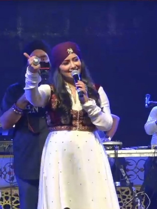 Singer Harshdeep Kaur sang many songs on the request of the audience.