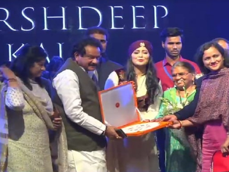 At the conclusion of the programme, the Union Minister of State for Law presented him a memento.