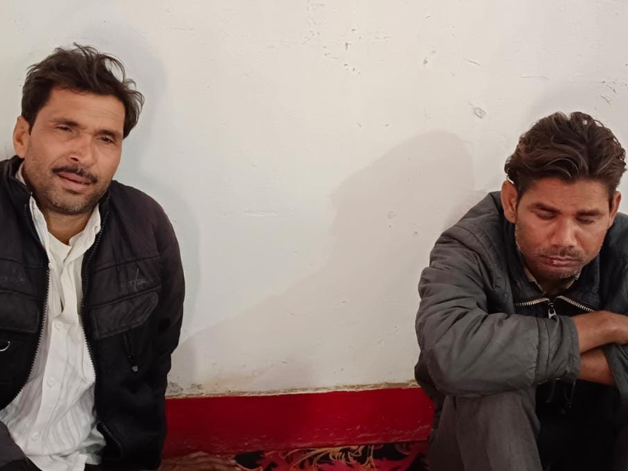 The husband and wife planned and called the police and got them arrested, the police engaged in locating the gangster.  Husband and wife planned and called the police and got them arrested, police engaged in locating the gangster