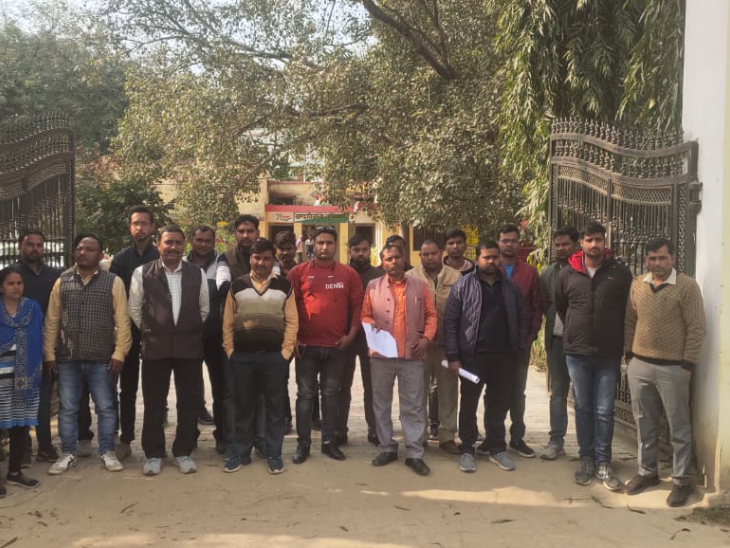 Ineligible people were refused to get PM residence.  Controversy over refusal to provide PM housing to ineligible people and making fake payments.Ayodhya.  PM Awas.  Dm Ayodhya.  To install Police Station Mawai.  Ayodhya Police.  UP Govt.