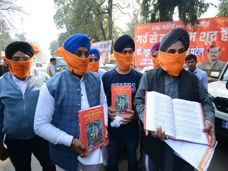 BJP worker wanted to hand over the book to Akhilesh Yadav, SP tweeted the answer.  BJP worker wanted to hand over the book to Akhilesh Yadav, police intervened