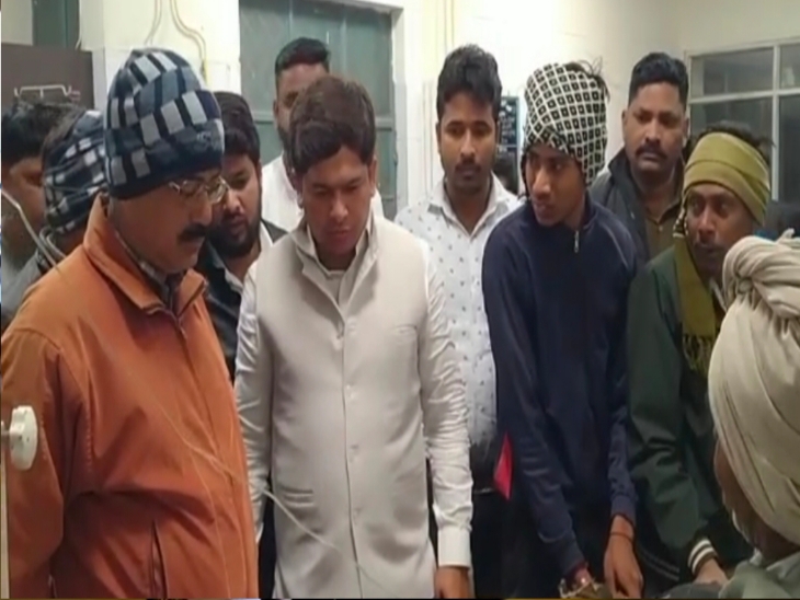 Injured youth was referred to Bareilly, roadways bus hit the bike.  Injured youth was referred to Bareilly, roadways bus hit the bike