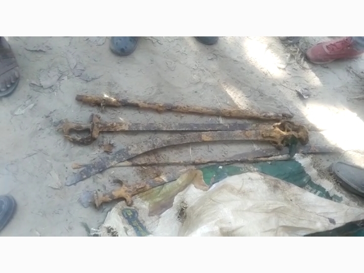 Excavation was being done by JCB in the garden in Gurbaksh Ganj, people called the police on the spot.  Bagh in Gurbaksh was being excavated by JCB, police kept it at a safe place