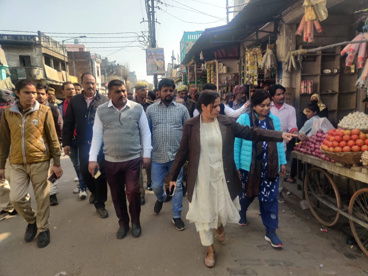 Notice given to 13 shopkeepers, fence made with lawn color, action on crossing.  Notice given to 13 shopkeepers, cordon made of lawn, action on crossing