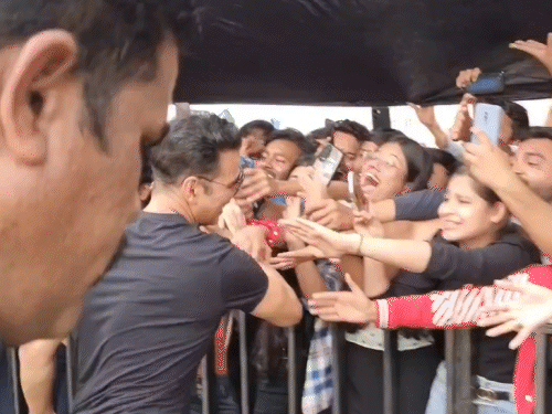 Fans? craze for Akshay Kumar: The person jumped the barricade to meet Akshay, bodyguards pushed him and the actor hugged him