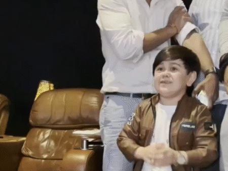 Craze for Pathan seen in Abdu Rojik: Entire theater booked for Shah Rukh Khans film, Jhoome Jo did a fun dance on Pathan