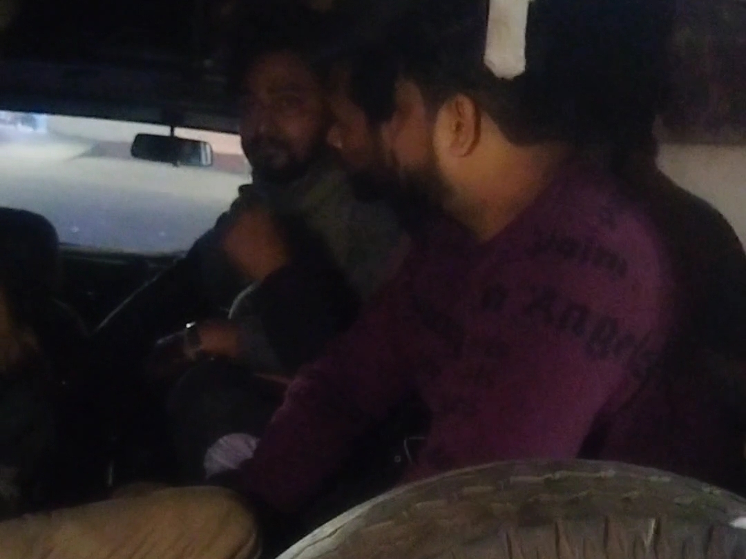 BMW stopped the car in front of the dumper when it hit the side, thrashed the driver and the companion.  BMW stopped the car in front of the dumper after hitting the side, beat up the driver and the companion