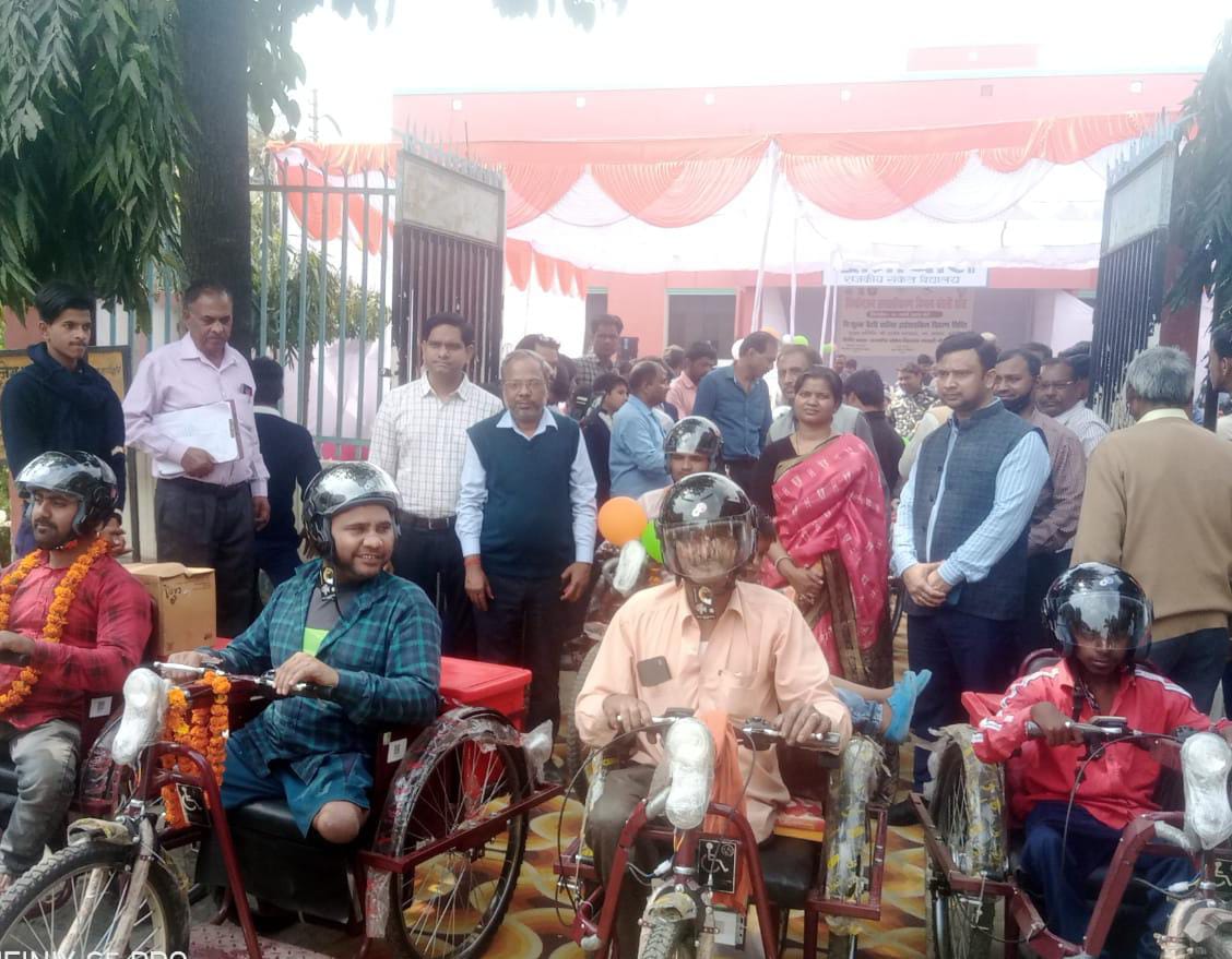 MP Santosh Gangwar said that the government is standing with the disabled people.  MP Santosh Gangwar said that the government is standing with the disabled.