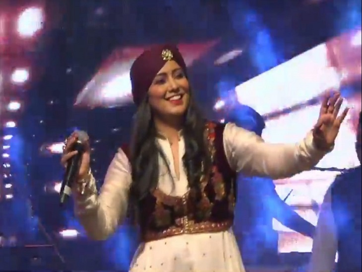 The spectators stayed till late night in the Taj Mahotsav, there was a boom of song-music and dance.  Spectators stayed till late night in Taj Mahotsav, there was a lot of song, music and dance