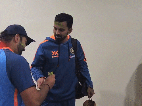 Team India played Holi in Ahmedabad: Captain Rohit Sharma applied colors to the team management and players, celebrated in the bus too