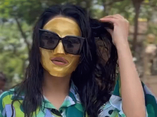 Urvashi Rautela came out on the road wearing a gold face mask: people started looking around, users said  she does all this for attention