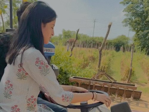 Amitabh Bachchans granddaughter Navya was seen driving a tractor in Gujarat: Video shared, Siddhant Chaturvedi reacted