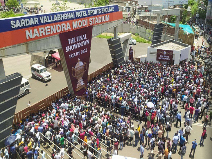 Scramble for IPL tickets: Stampede outside Narendra Modi Stadium in Ahmedabad, Metro also issued special tickets